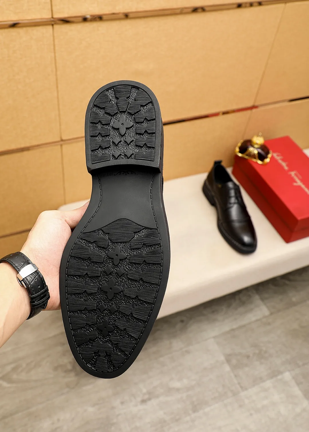 Men's shoes 💰462 💐 Product trademark: Ferragamo "Ferragamo" business leather shoes Regular size: 38-44 (45.46🉑️customized) Product materials: Selected imported first-layer calfskin upper, imported water-dyed cowhide leather lining. Strong three-dimensional visual effect, rubber outsole Color: 1⃣️color optional